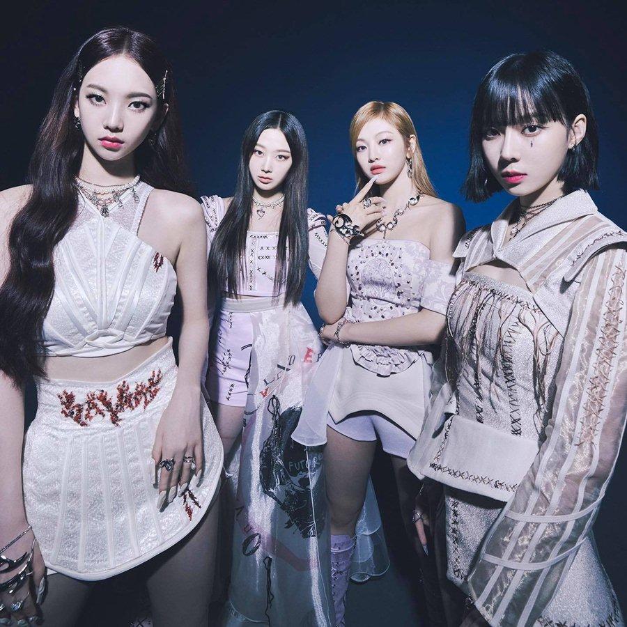 Aespa đạt hơn 100.000 bản đặt trước cho album mới "Savage". Nhóm sẽ chính thức trở lại vào 5/10.