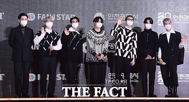 BTS trên thảm đỏ lễ trao giải The Fact Music Awards 2021 được diễn ra vào tối 2/10.
