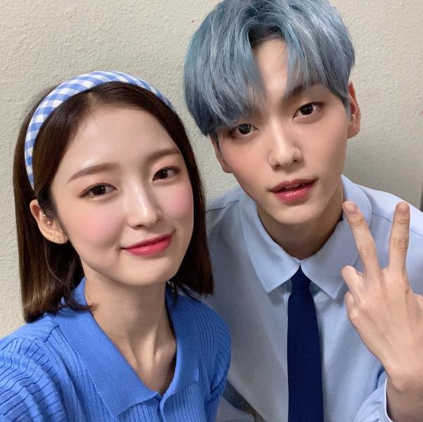 Soobin (TXT) và Arin (Oh My Girl) gửi lời chào tạm biệt khán giả sau hơn 1 năm dẫn chương trình Music Bank. Tuần sau chương trình sẽ có 2 MC mới là Sunghoon (ENHYPEN) và Jang Wonyoung (cựu thành viên IZ*ONE).