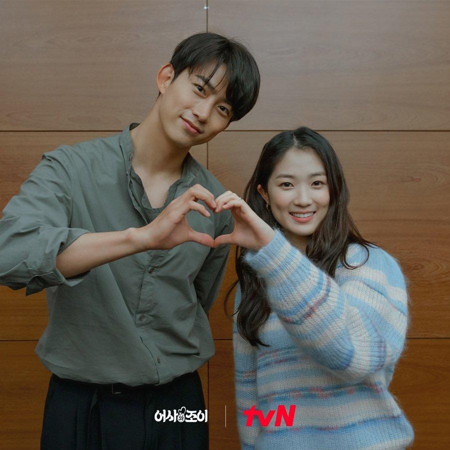 Nhà sản xuất “Royal Secret Inspector Joy” chia sẻ hình ảnh trong buổi đọc kịch bản của 2 diễn viên chính là 2PM Taecyeon và Kim Hye Yoon.