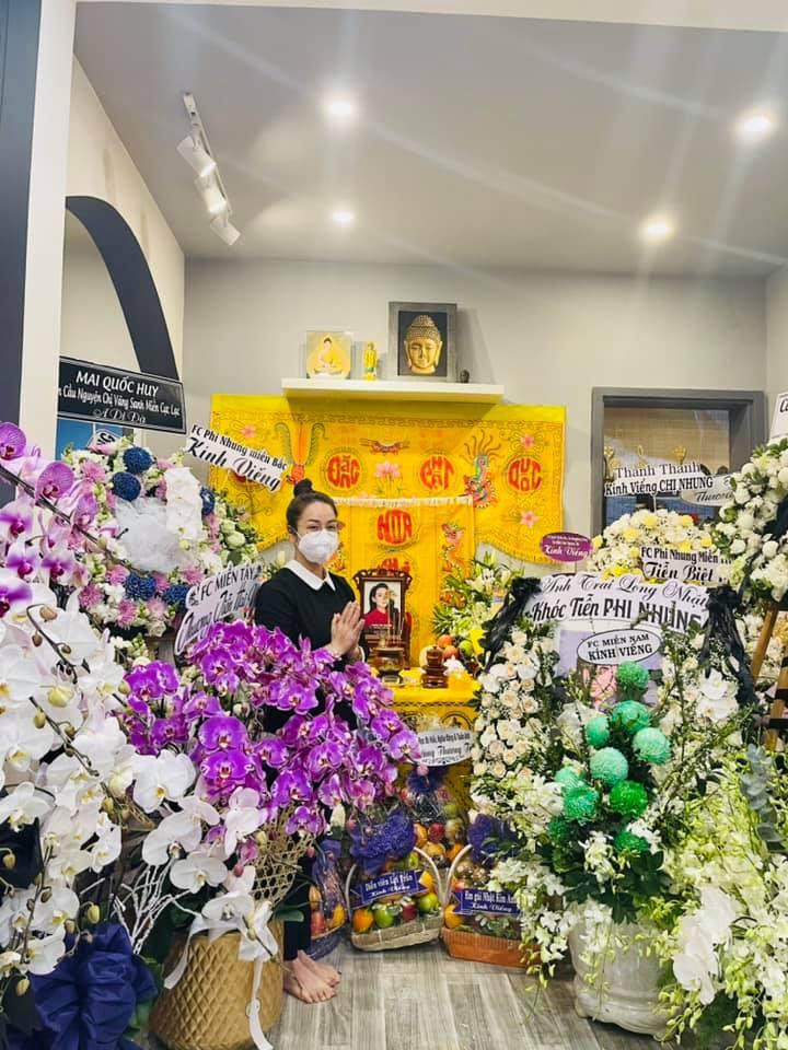 Dàn sao Việt gửi hoa viếng xếp đầy nhà riêng Phi Nhung-8
