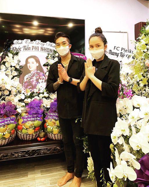 Dàn sao Việt gửi hoa viếng xếp đầy nhà riêng Phi Nhung-12