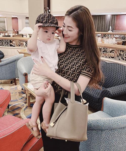 Đồ đôi xa xỉ của mẹ con sao Việt-3