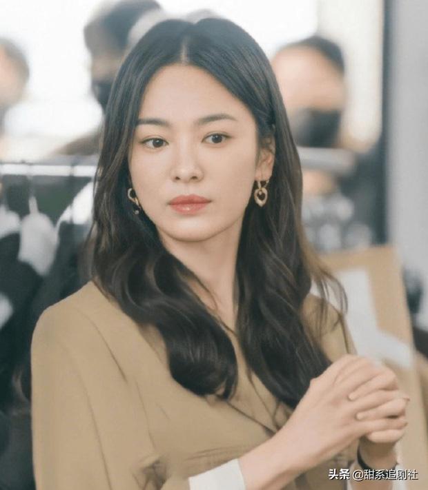 Song Hye Kyo chỉ là kẻ thế vai ở phim với trai trẻ Jang Ki Yong?-2