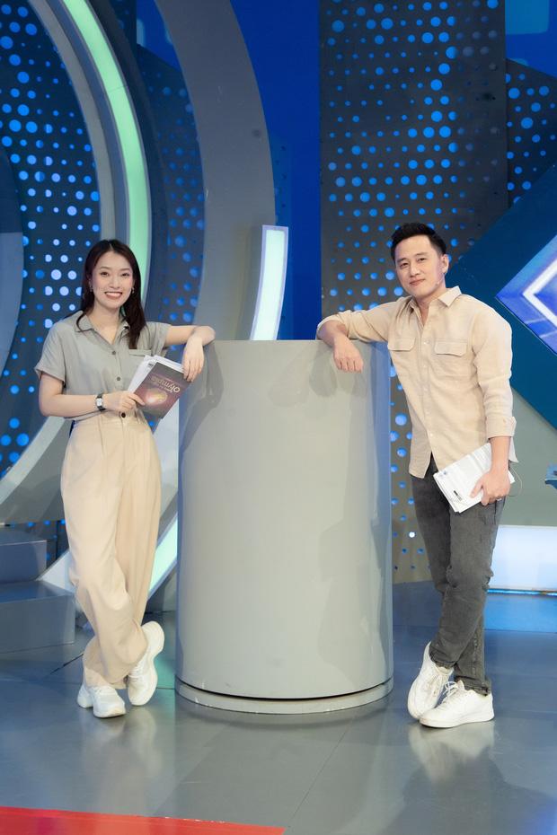 Bí ẩn tờ giấy Khánh Vy cầm khi làm MC Đường Lên Đỉnh Olympia-2