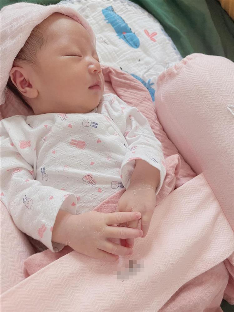 Con gái bị nhận xét khác mình, hậu vệ tuyển Việt Nam nổi cơn ghen-4