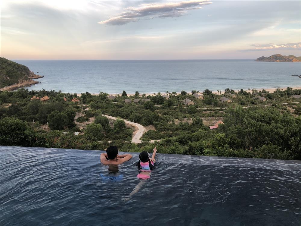 Mắc kẹt ở Mộc Châu, gia đình Hà Nội cuốc đất làm vườn, trèo đèo lội suối-1