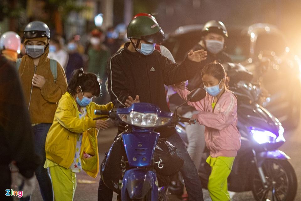 Đa số những người này có quê ở các tỉnh miền Tây như Đồng Tháp, An Giang, Sóc Trăng, Kiên Giang, Trà Vinh… Họ là công nhân, người lao động tự do bị mất việc làm nhiều tháng nay và kẹt lại Bình Dương do dịch bệnh Covid-19.