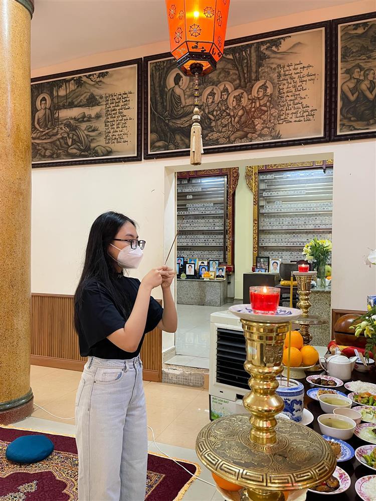 Phương Mỹ Chi cúng 49 ngày cô Út - ca sĩ Phương Quế Như-1