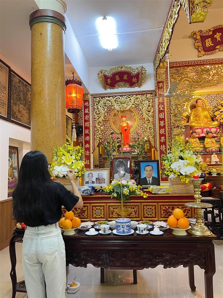 Phương Mỹ Chi cúng 49 ngày cô Út - ca sĩ Phương Quế Như-3