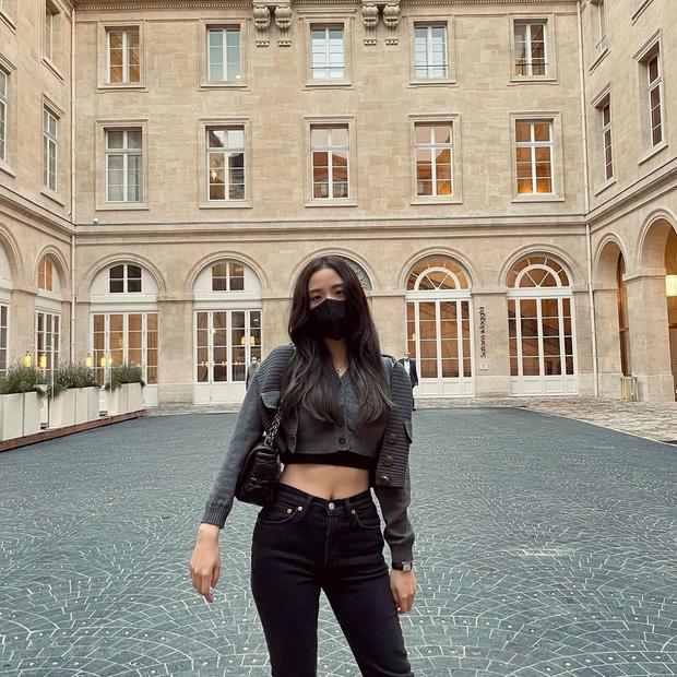 Jisoo trong ảnh tự đăng và ảnh bị tag: Lộ luôn eo mỡ, lưng gù-4