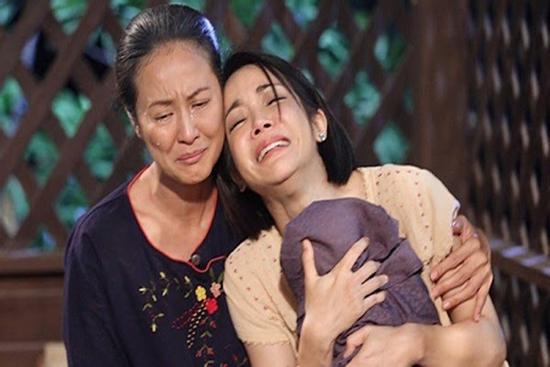 Để chị 5 tuổi trông em 2 tháng, mẹ đi chợ về con sặc sữa cứng đờ