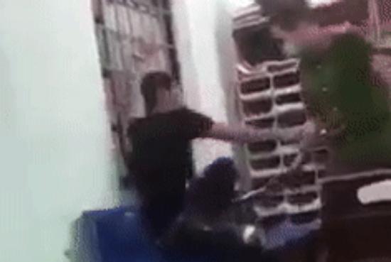 Xác minh clip thanh niên bị cảnh sát dí roi điện vào người