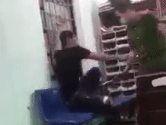 Xác minh clip thanh niên bị cảnh sát dí roi điện vào người-1