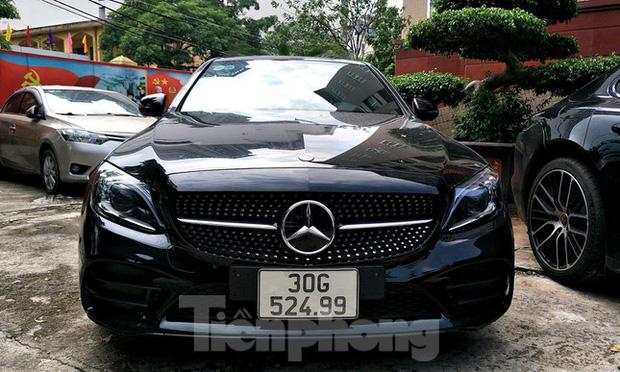 Những chiếc xe Mercedes đắt tiền của các đối tượng trong đường dây bị thu giữ