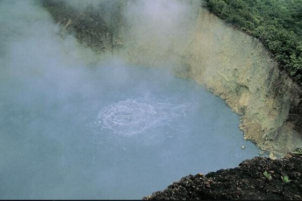 Suối ngầm không đáy chứa nhiều bí ẩn, không ai dám tìm hiểu-5