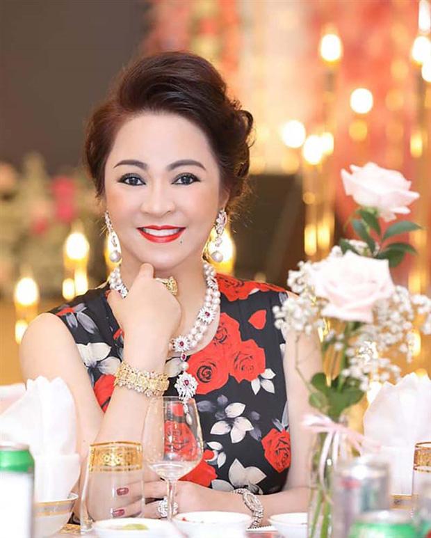 Dây chuyền của bà Phương Hằng giống món đồ Hoàng gia?-5