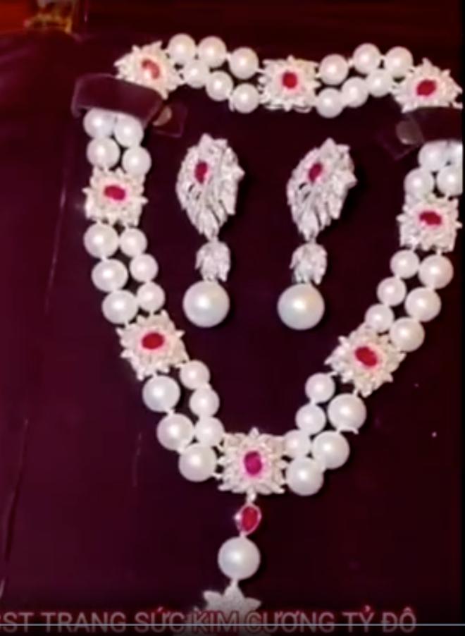 Dây chuyền của bà Phương Hằng giống món đồ Hoàng gia?-4