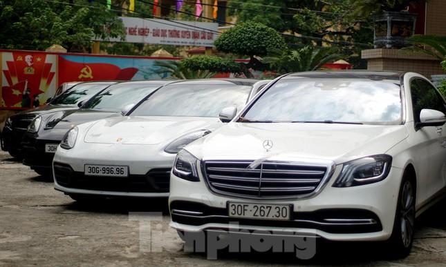 Chiều ngày 3/10, thông tin Công an quận Nam Từ Liêm đã niêm phong, thu giữ 13 siêu xe như Mercedes, Porsche... có tổng trị giá hàng chục tỷ đồng của các đối tượng trong đường dây đánh bạc bị triệt phá gây xôn xao dư luận.