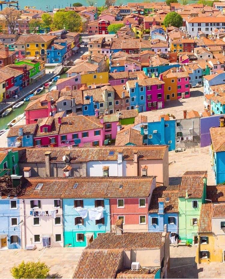 Đảo Burano và những ngôi nhà 7 sắc cầu vồng rực rỡ lạ mắt-1