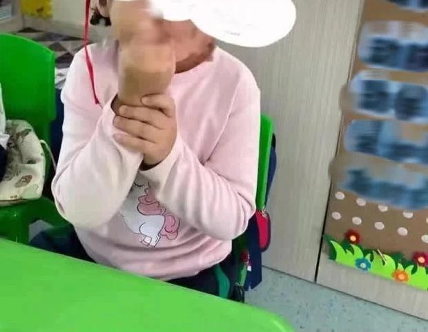 Cô giáo dạy học sinh mầm non giơ ngón tay thối gây tranh cãi-2