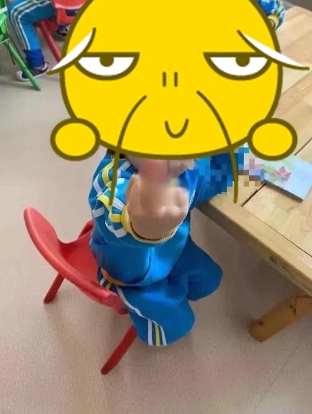 Cô giáo dạy học sinh mầm non giơ ngón tay thối gây tranh cãi-1