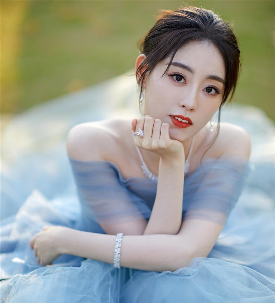 Sao nữ thất bại khi cố trở thành Địch Lệ Nhiệt Ba thứ hai-3