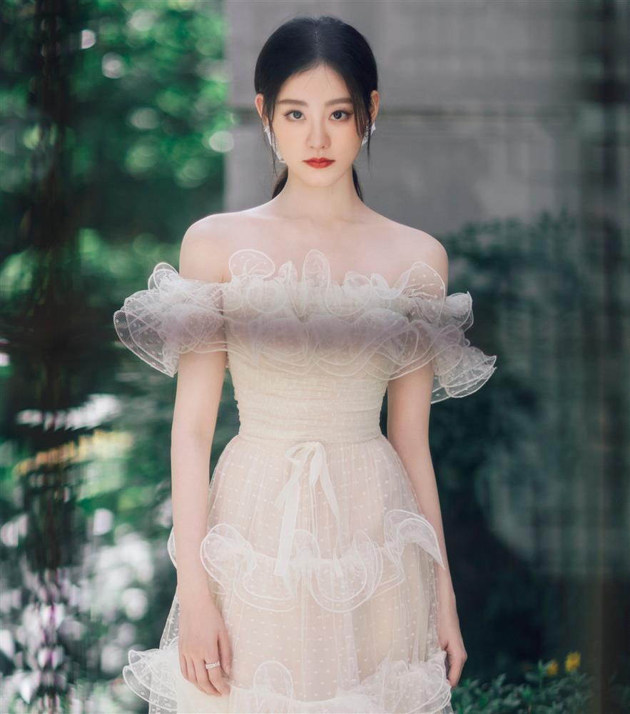 Sao nữ thất bại khi cố trở thành Địch Lệ Nhiệt Ba thứ hai-9