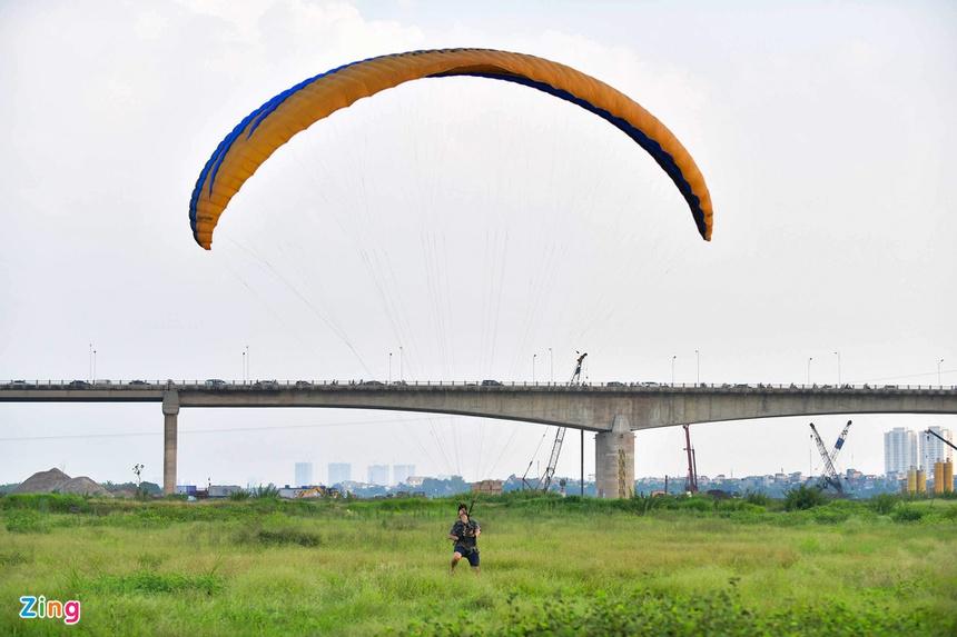 Gần đây, phong trào chơi dù lượn xuất hiện ở cả nội thành Hà Nội. Bãi đất bên chân cầu Vĩnh Tuy những ngày này cũng xuất hiện những tín đồ môn thể thao cảm giác mạnh. Anh Thắng (ảnh) cho biết vừa làm quen với du lượn hơn 2 tháng nay. Anh ra đây tập bay ở độ cao vừa phải.