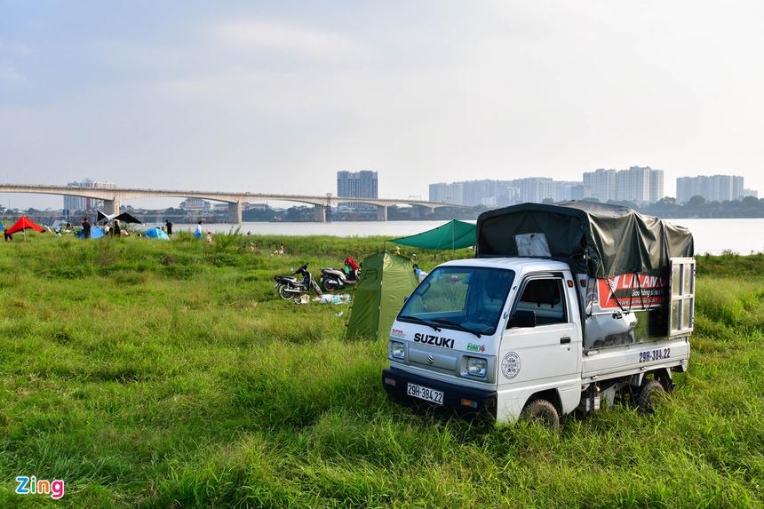 Do lượng người đông, anh Cương dùng cả một xe tải để chất lều trại, thực phẩm, củi đốt lửa, bàn ghế, bát đĩa... Nhóm anh sẽ ở đây chơi đến 22h mới về.