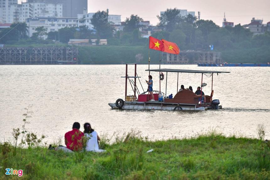 Nắm bắt nhu cầu của nhiều bạn trẻ, các dịch vụ cho thuê cano, thuyền du lịch cũng bắt đầu hoạt động tại đây.