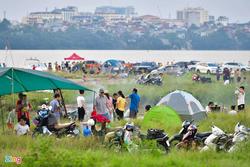 Hàng trăm người dựng trại cuối tuần bên bờ sông Hồng