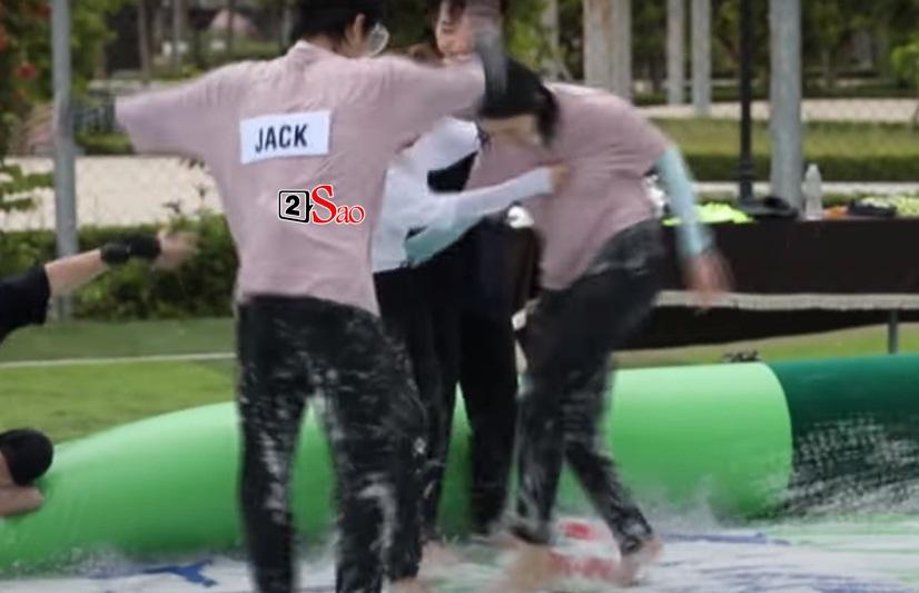 Ninh Dương Lan Ngọc bị soi bàn tay hư trên vòng 1 Thúy Ngân-1