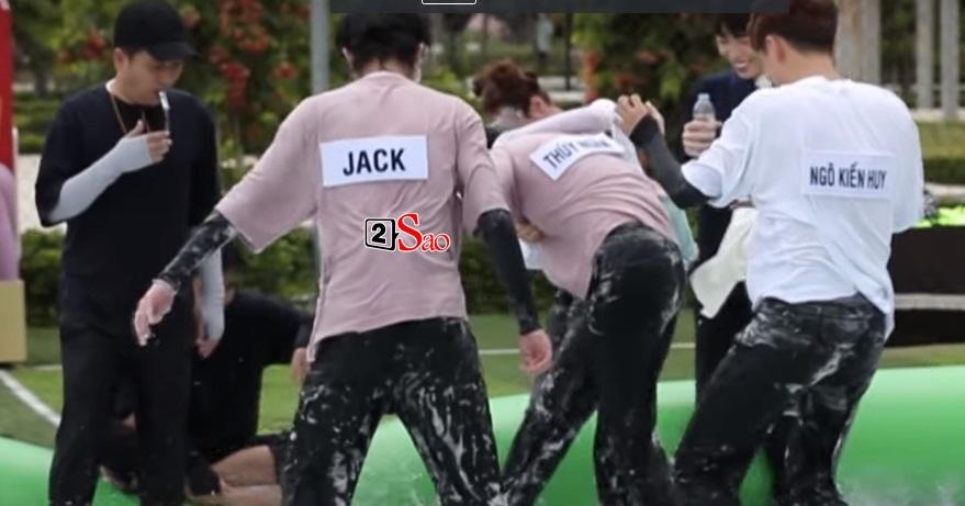 Ninh Dương Lan Ngọc bị soi bàn tay hư trên vòng 1 Thúy Ngân-5