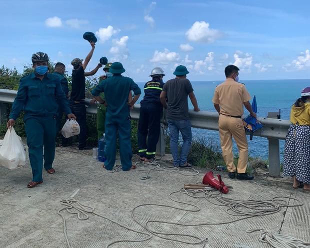 Cụ ông 69 tuổi bị sóng biển cuốn trôi mất tích khi đang câu mực-5