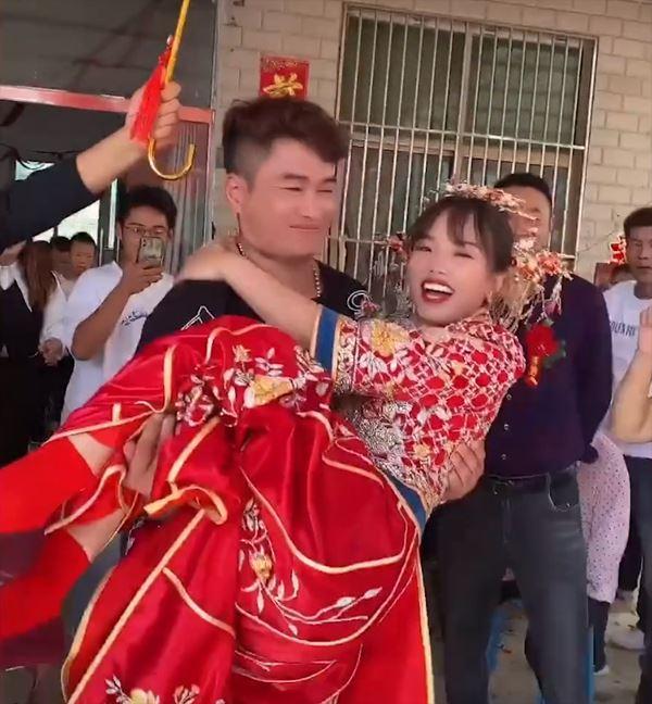 Clip: Cô dâu hạnh phúc nhất quả đất, 10 anh em trai bế lên xe hoa-4