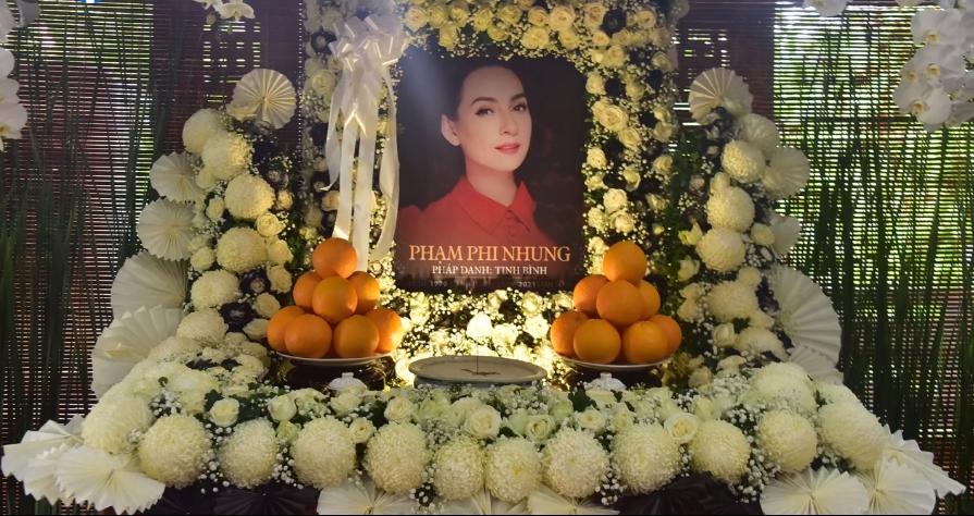 Đàn con Phi Nhung buồn rười rượi khi cầu siêu tại Tu viện-1