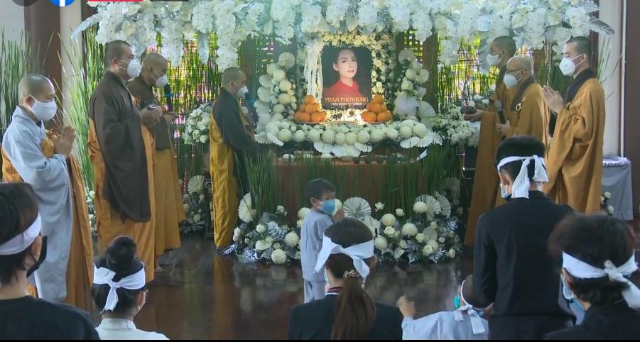Đàn con Phi Nhung buồn rười rượi khi cầu siêu tại Tu viện-15