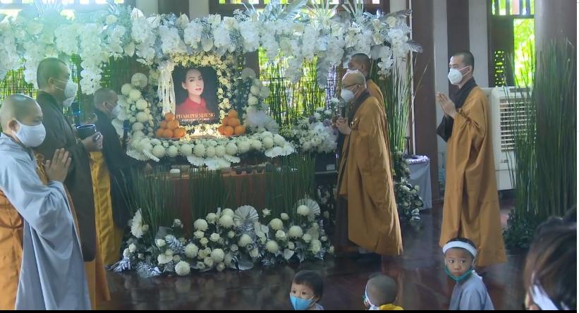 Đàn con Phi Nhung buồn rười rượi khi cầu siêu tại Tu viện-16