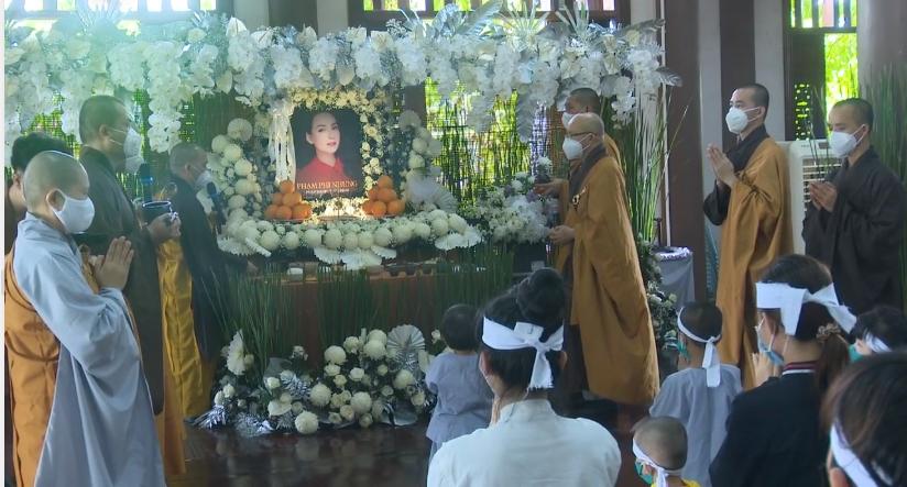 Đàn con Phi Nhung buồn rười rượi khi cầu siêu tại Tu viện-3