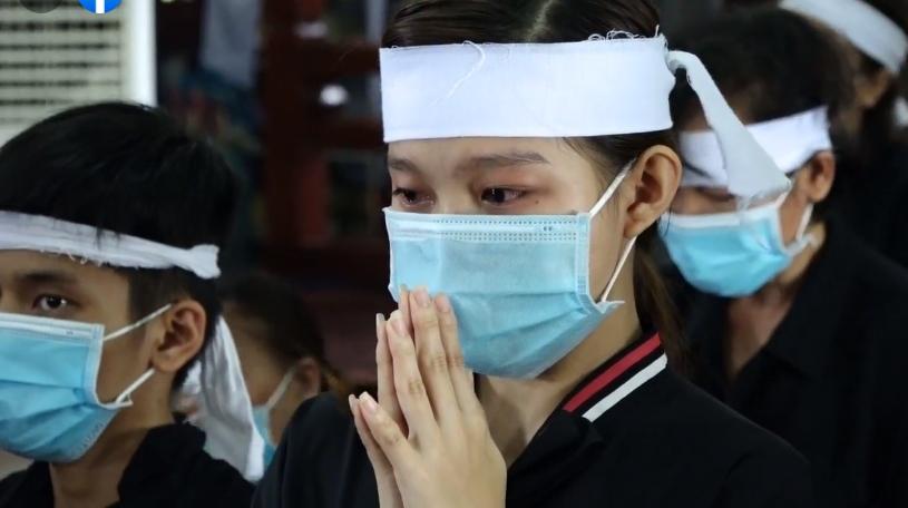 Đàn con Phi Nhung buồn rười rượi khi cầu siêu tại Tu viện-8