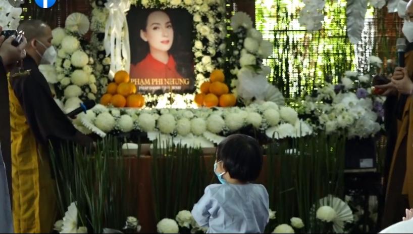 Đàn con Phi Nhung buồn rười rượi khi cầu siêu tại Tu viện-11