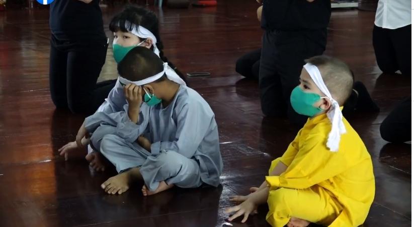 Đàn con Phi Nhung buồn rười rượi khi cầu siêu tại Tu viện-13