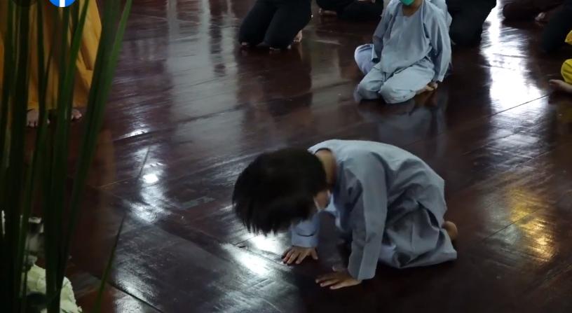 Đàn con Phi Nhung buồn rười rượi khi cầu siêu tại Tu viện-12