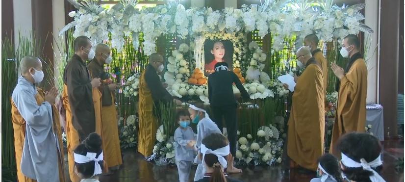 Đàn con Phi Nhung buồn rười rượi khi cầu siêu tại Tu viện-19