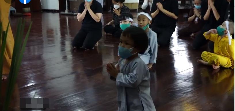 Đàn con Phi Nhung buồn rười rượi khi cầu siêu tại Tu viện-21