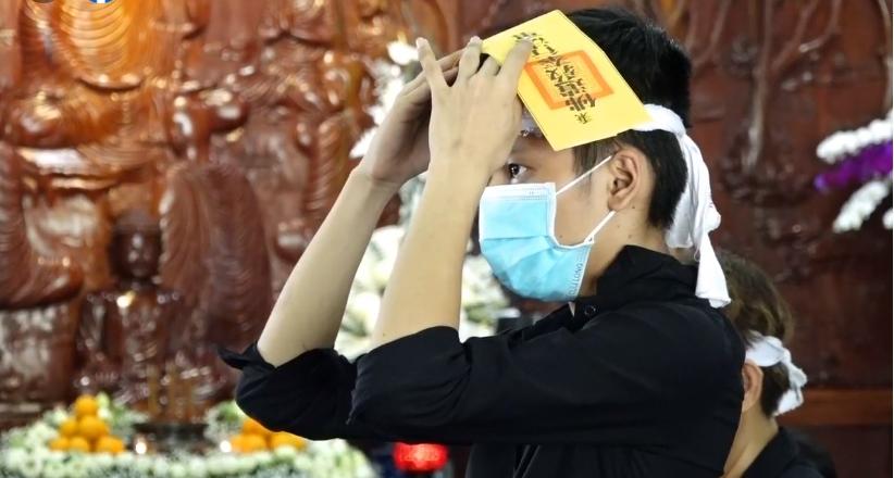 Đàn con Phi Nhung buồn rười rượi khi cầu siêu tại Tu viện-4