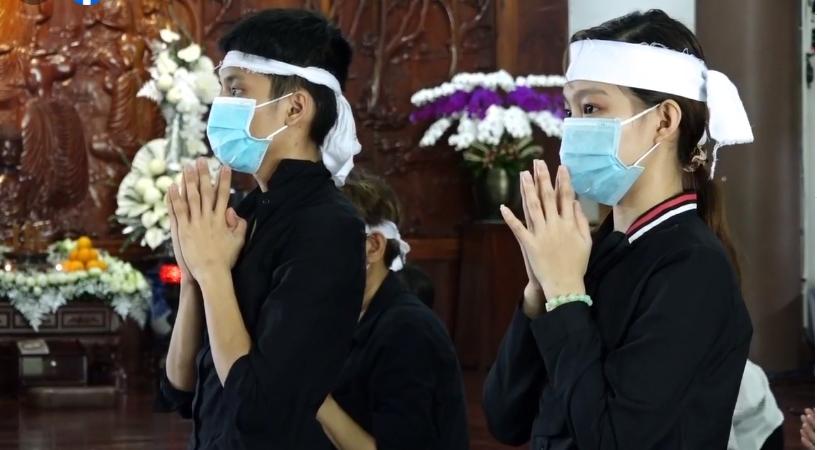 Đàn con Phi Nhung buồn rười rượi khi cầu siêu tại Tu viện-5
