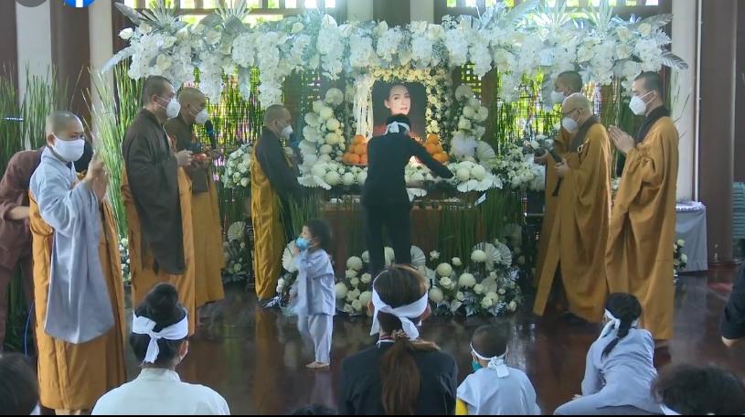 Đàn con Phi Nhung buồn rười rượi khi cầu siêu tại Tu viện-24