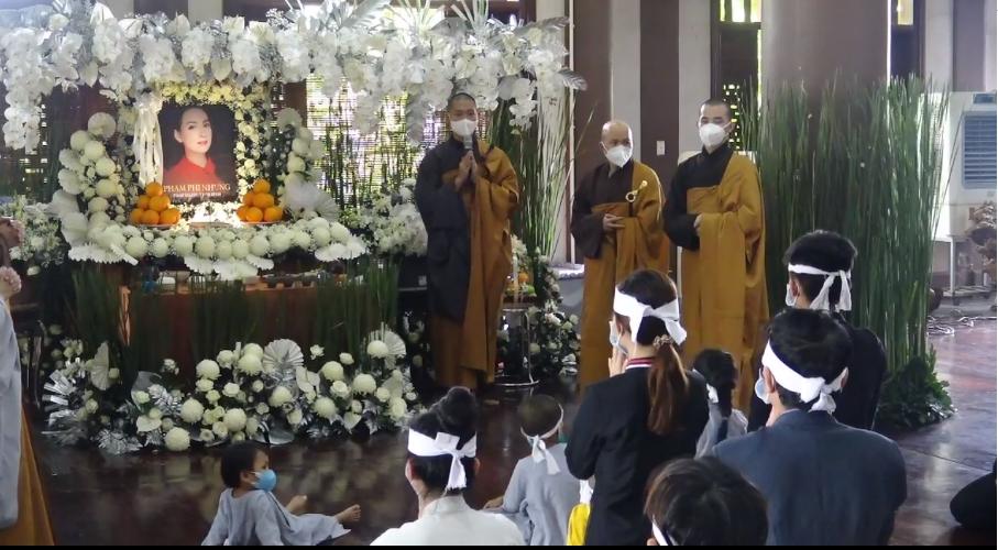 Đàn con Phi Nhung buồn rười rượi khi cầu siêu tại Tu viện-23